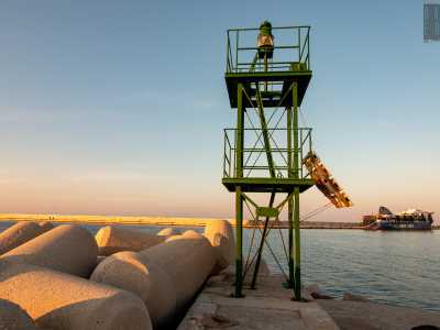 Dopo qualche minuto di cammino giungiamo alla fine del molo, segnato da un pittoresco piccolo �faro� verde